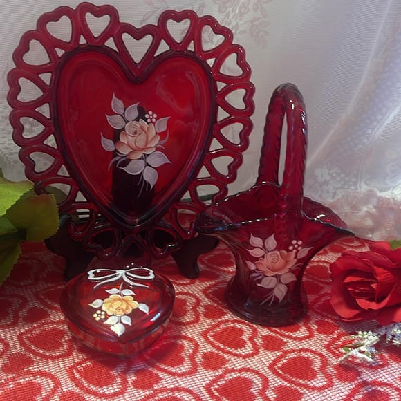 Westmoreland Heart Shaped Ruby Red , Hand Painted and signed
3 piece set - Picture 2 of 9